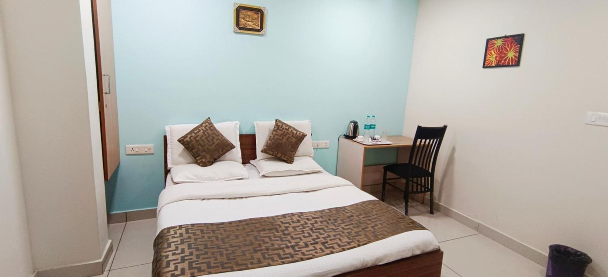 Sugamya Corner Guesthouse Майсуру Номер фото
